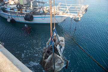El Cabildo extrae 25 grandes sacas de plásticos y cabos, neumáticos y carros de la compra de los fondos del muelle de Taliarte/TA.